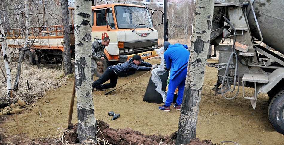 Один из этапов установка креста. Фото К.Бакуркина