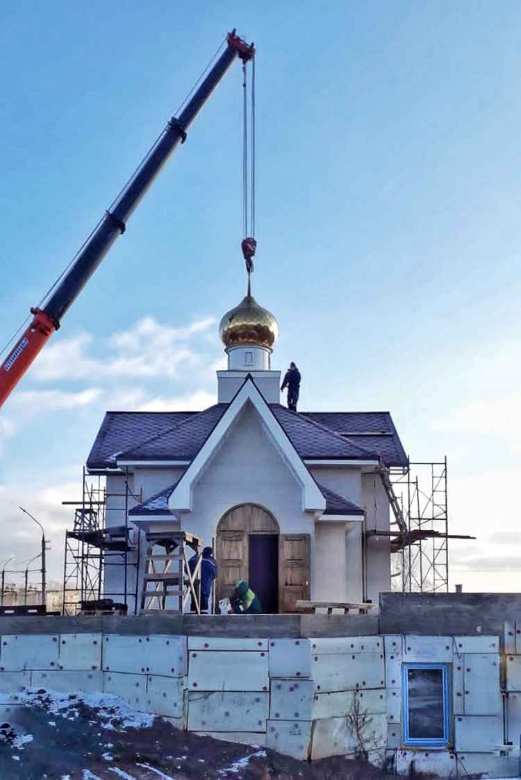 установка купола храма Богоявления Господня